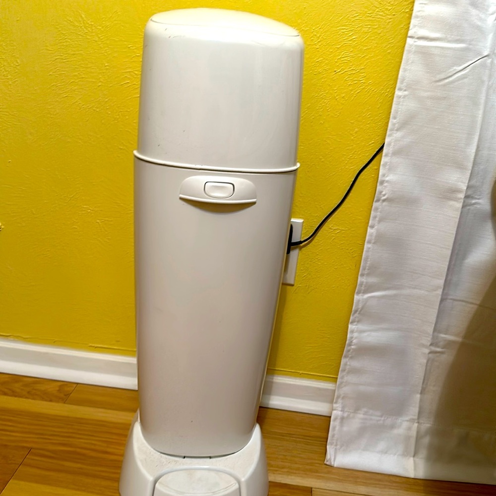 Diaper genie pail with refills